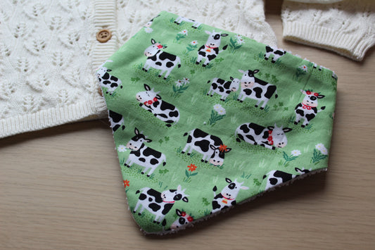 Dribble bib with cow design