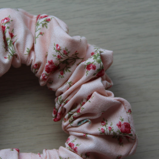 Floral scrunchie in vintage pink ditsy floral