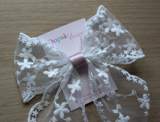 Bow hair clip with white lace and pink