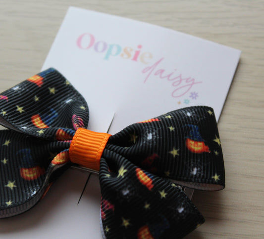 Subtle Halloween hair bow featuring pumpkins, stars and spiders