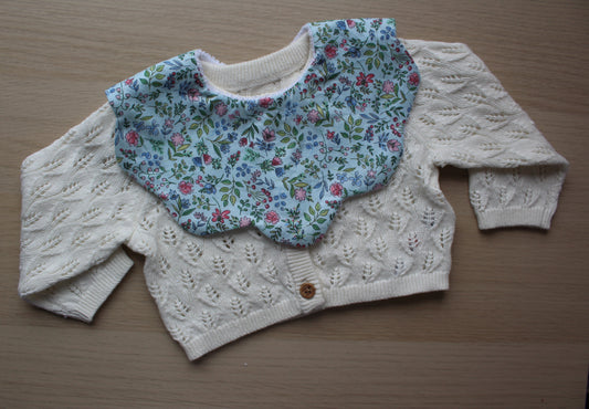 Ditsy blue flower scallop baby bib