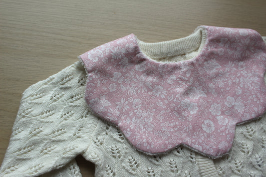 Scallop baby bib with pale pink flowers