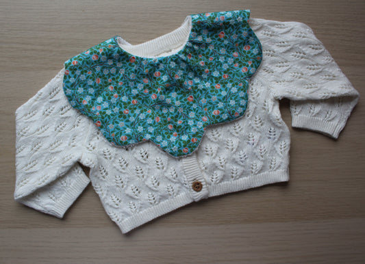 Scallop baby bib with ditsy floral pattern