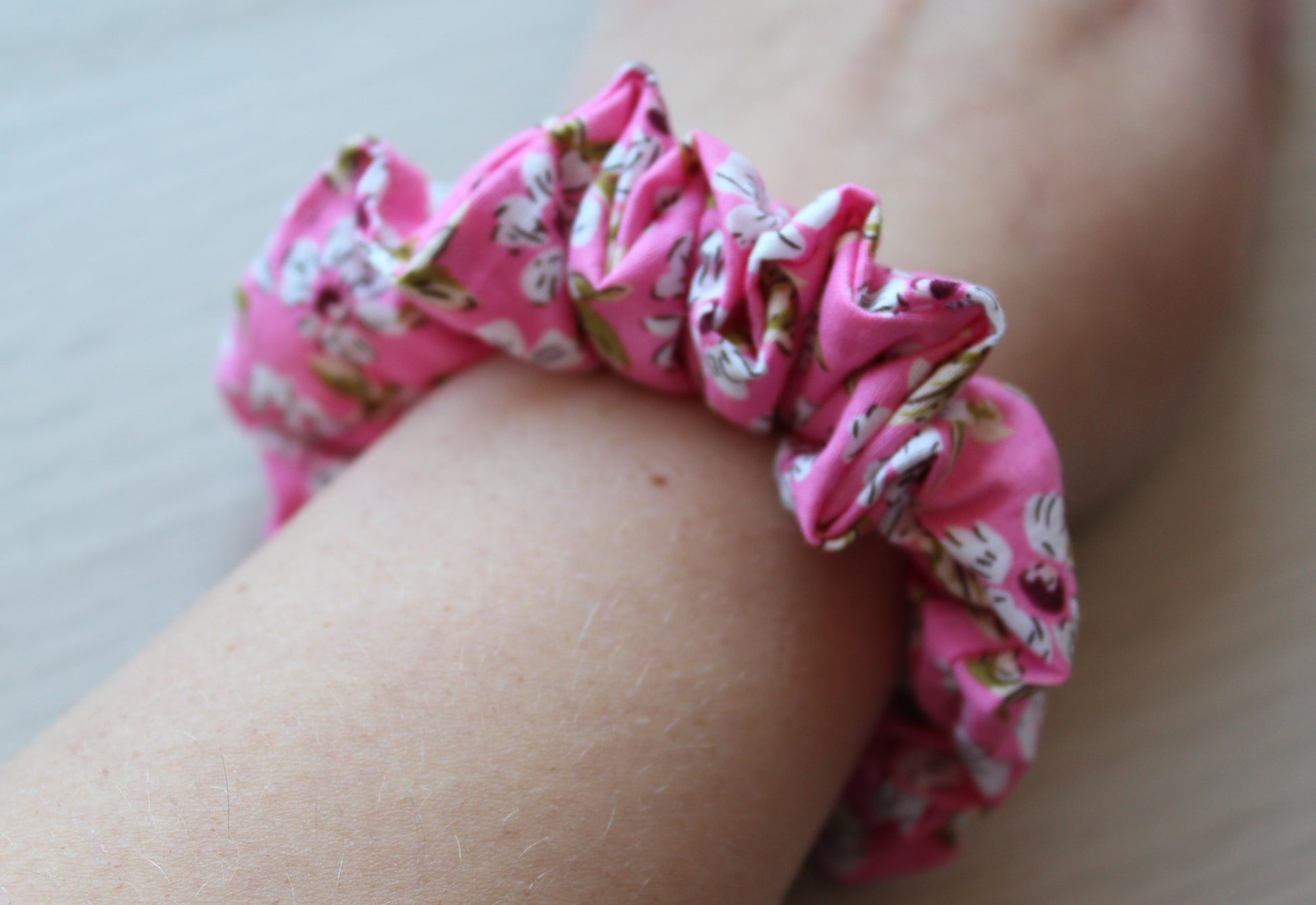 Scrunchie with pink floral pattern