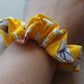Scrunchie in bright yellow with daisies