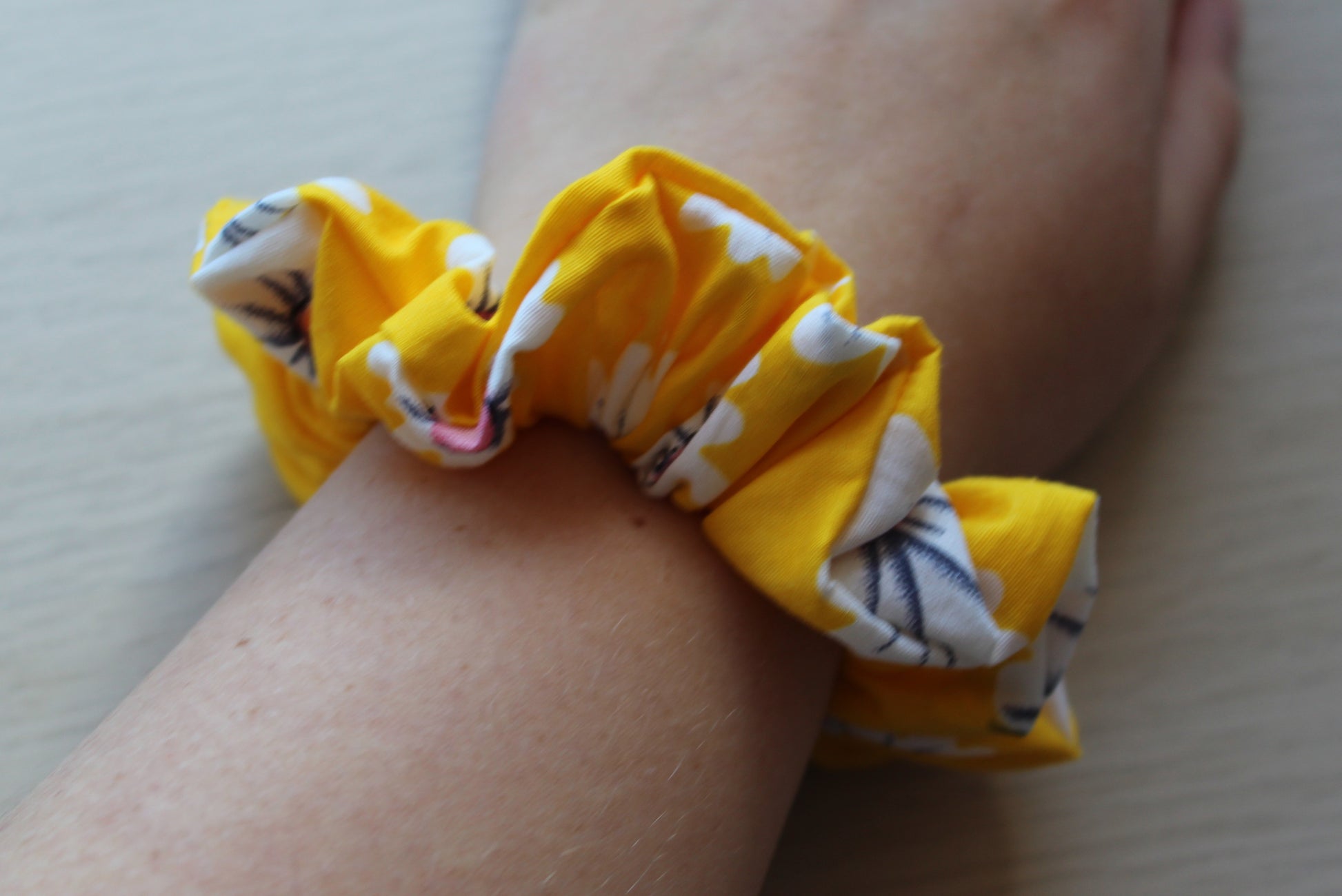 Scrunchie in bright yellow with daisies