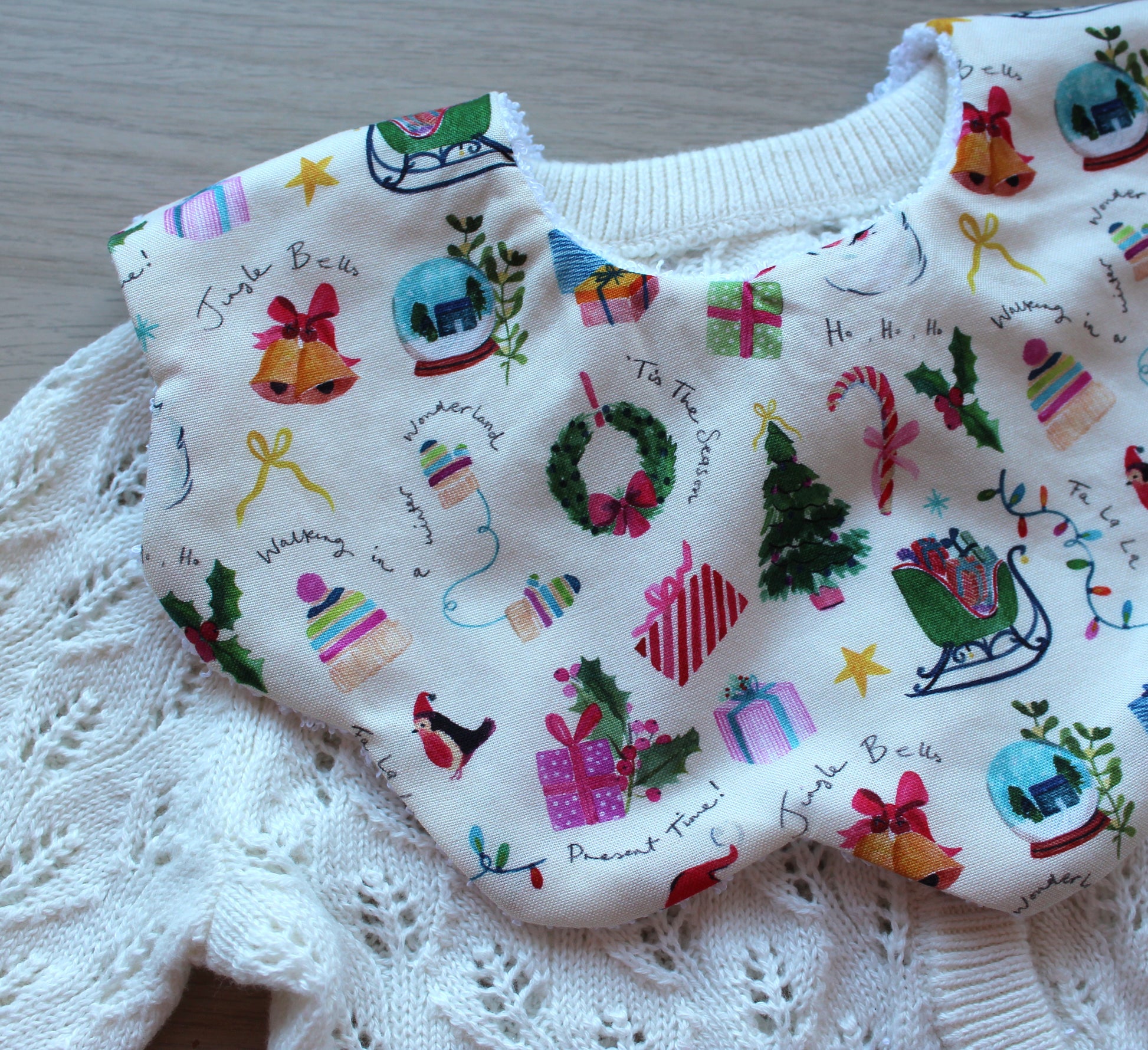 Scallop baby bib with christmas design