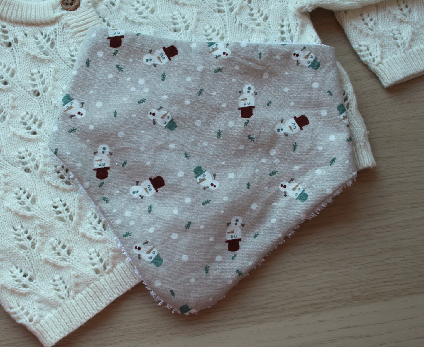 Dribble baby bib with small snowman pattern
