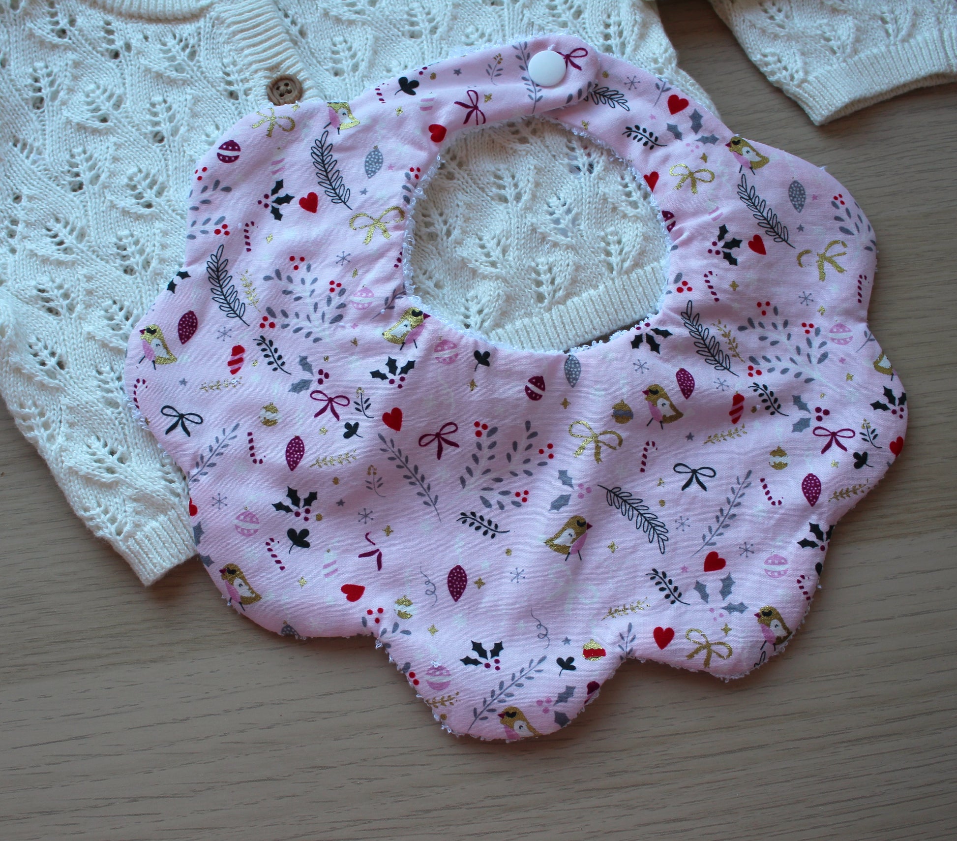 Ditsy festive themed scallop baby bib
