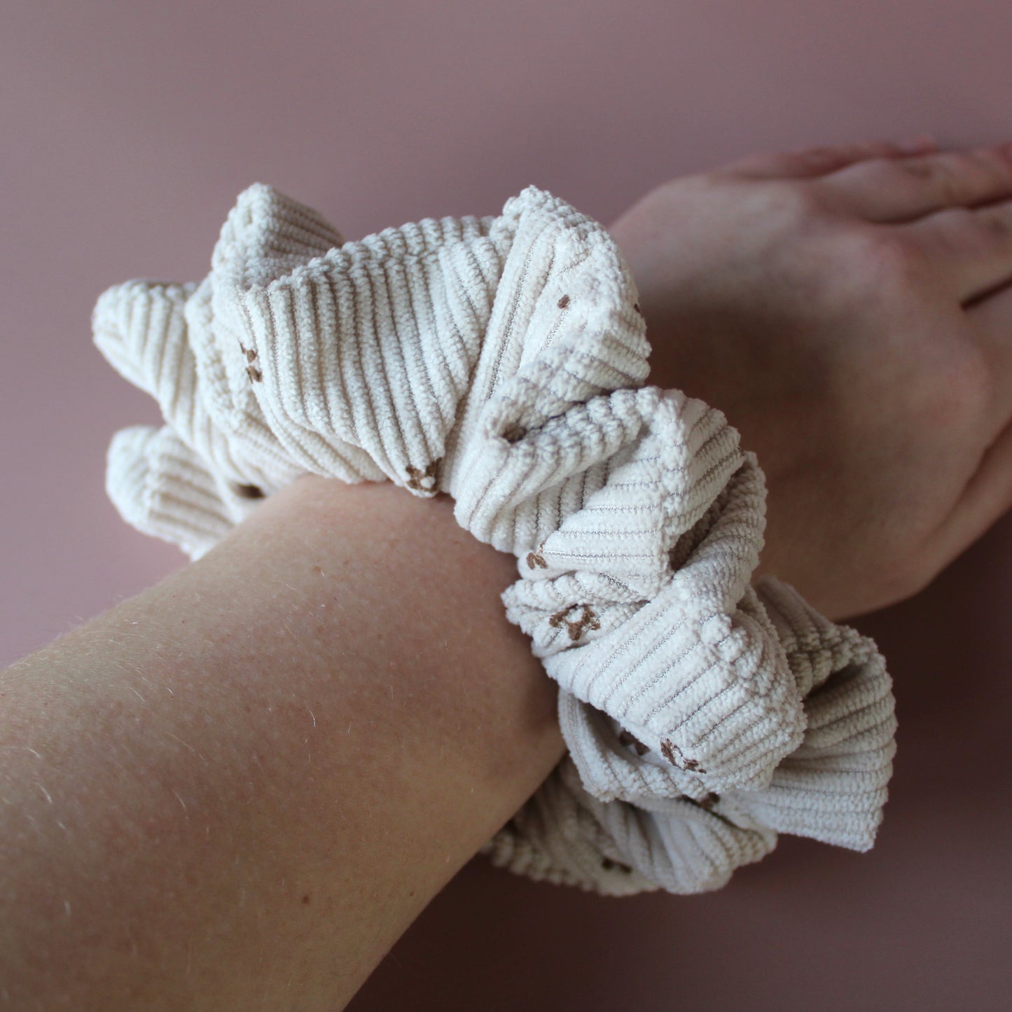 Oversized scrunchie in beige corded fabric with small brown flowers