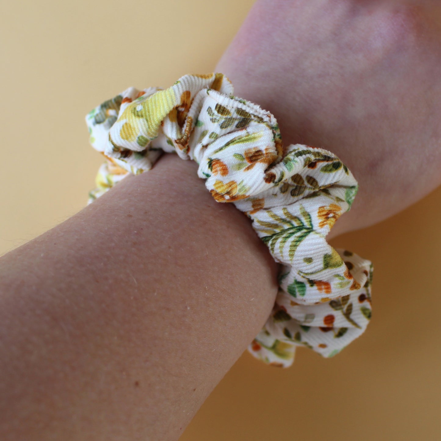 Floral patterned scrunchie in cord fabric