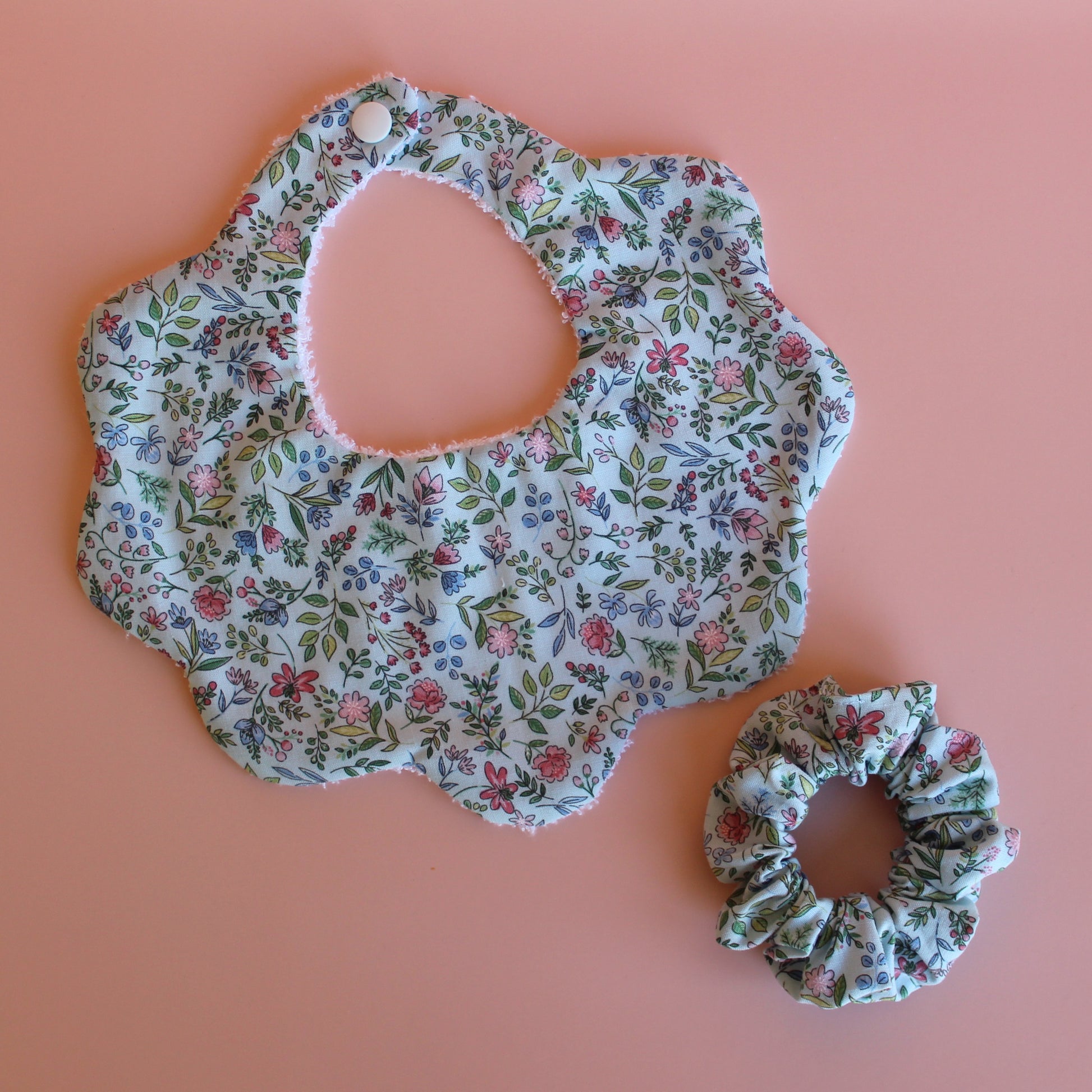 Blue floral gift set with scrunchie and scallop bib