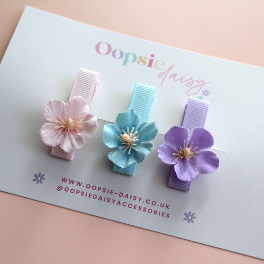 Set of 3 hair clips with pastel flowers in blue, pink and purple